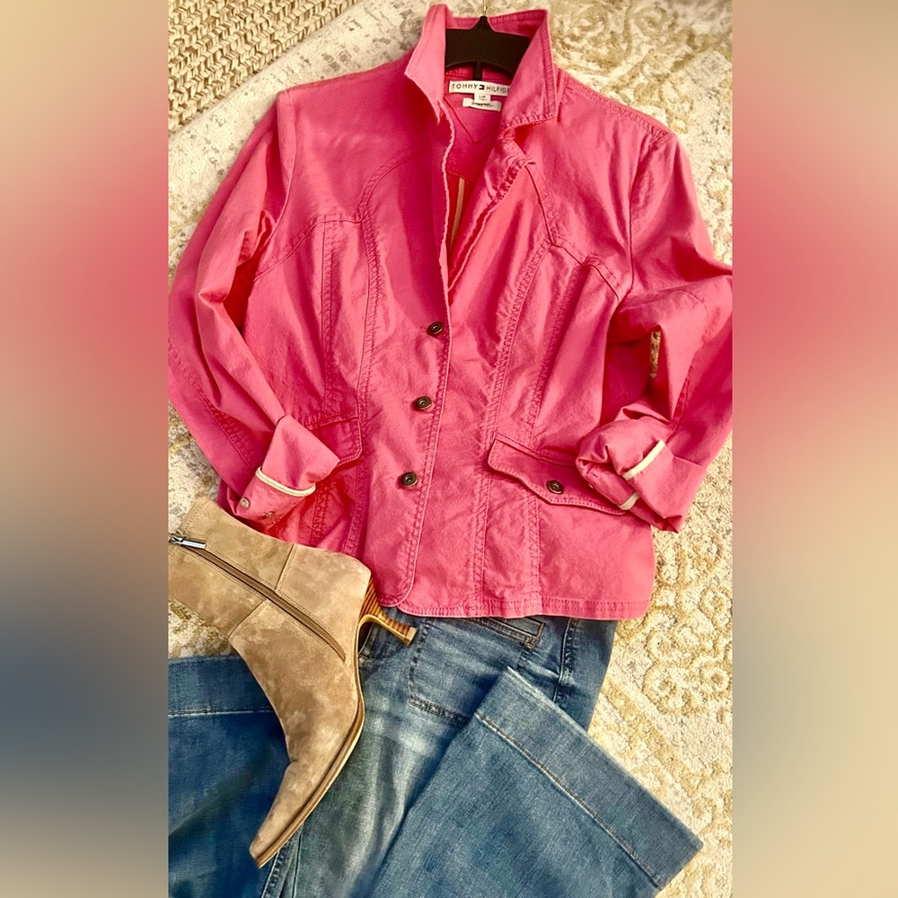 Tommy Hilfiger. Collared two flap pocket 3 button casual blazer or jacket.